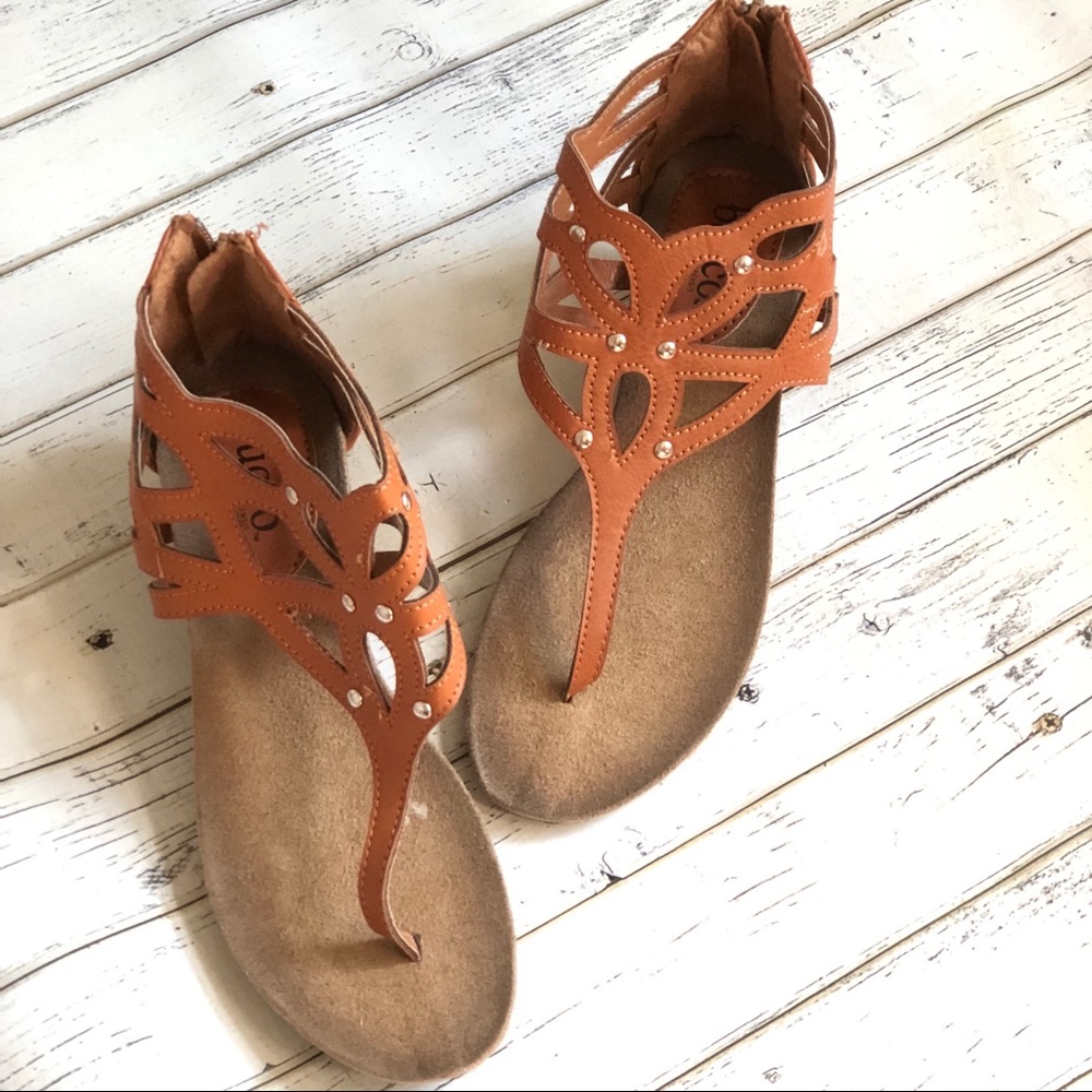Perforated thong wedges sandal